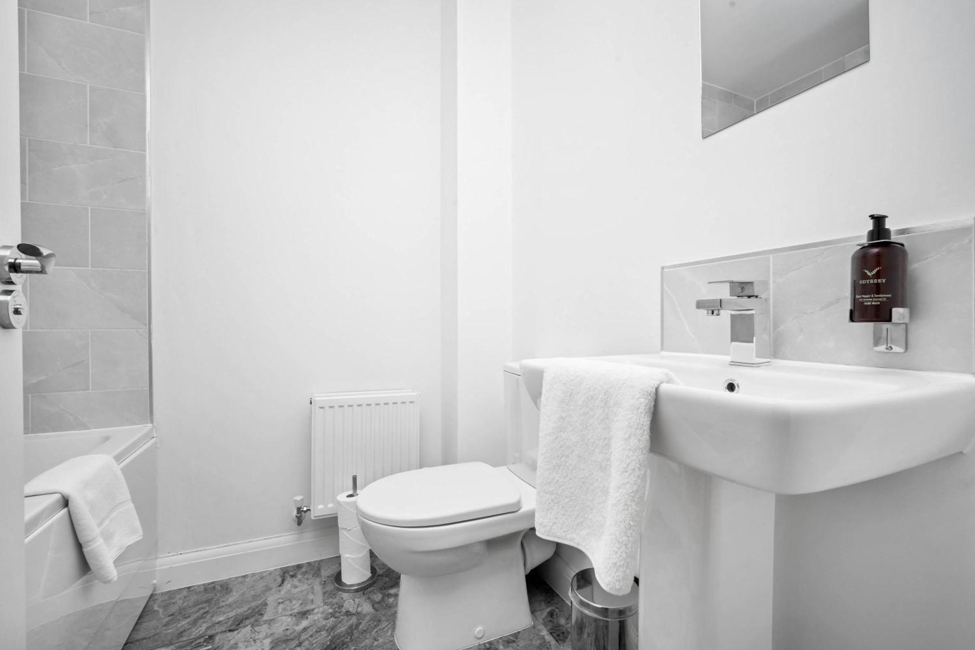 Luxury City Centre 5 Bed House With En-Suite, Bbq, On-Site Parking By Azura Nights 伯明翰 外观 照片